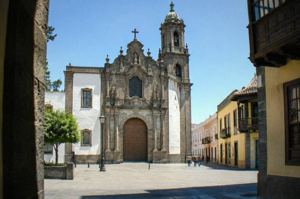 The facade of a baroque church in La Laguna under a clear sky