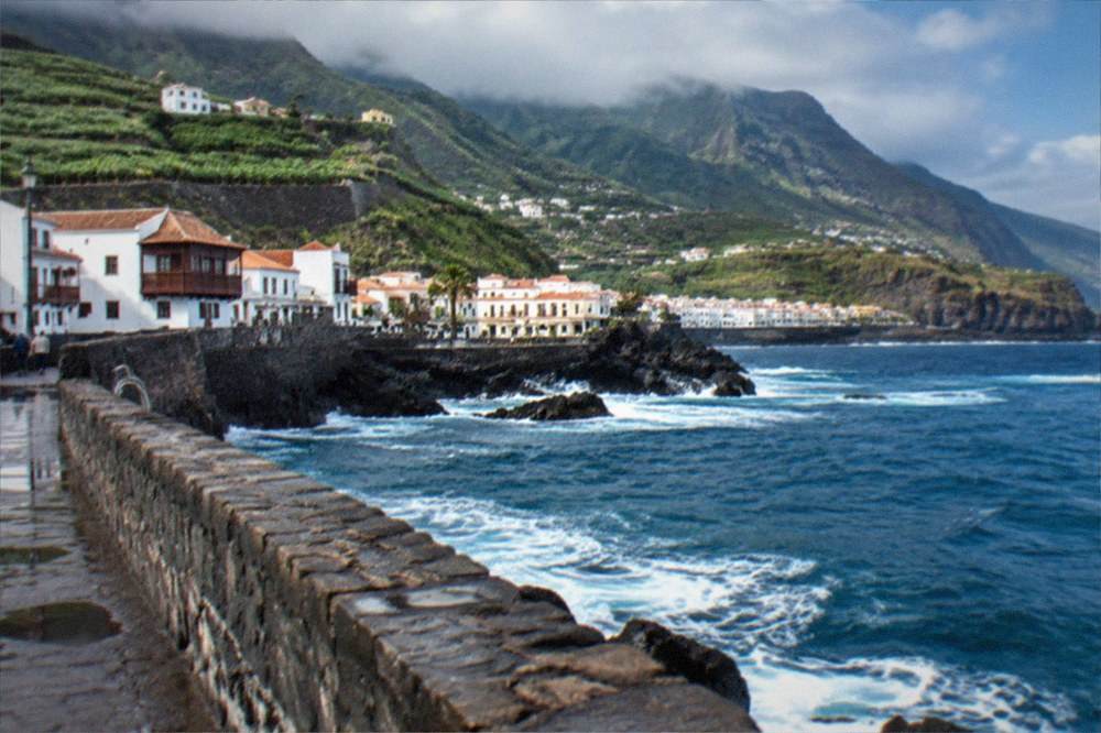 The old harbour wall of Puerto de la Cruz with the Atlantic rolling in