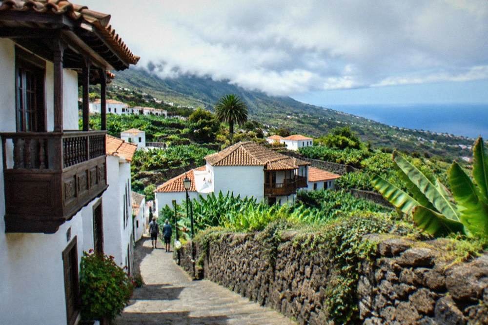 Low clouds and trade winds over green north-coast slopes near the sea