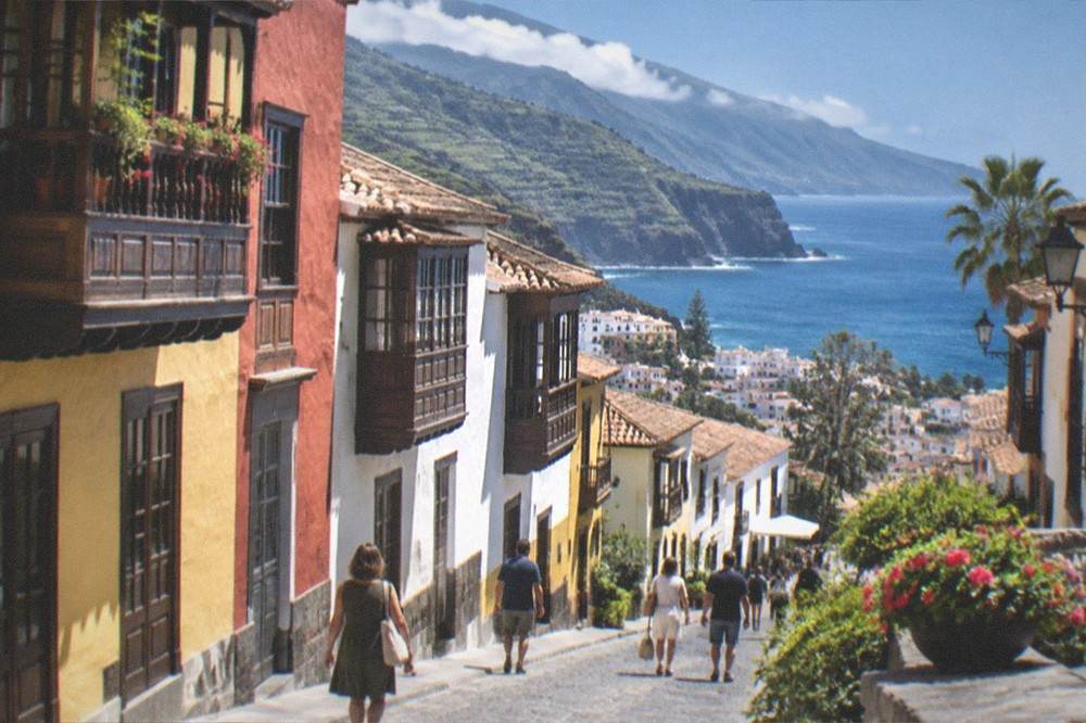 A colonial-style street in Puerto de la Cruz with colourful buildings and shoppers