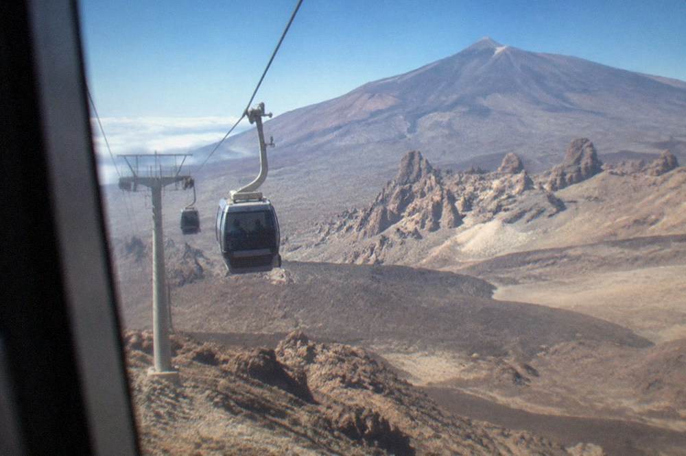 The Teide cable car cabins travelling up the slope towards La Rambleta