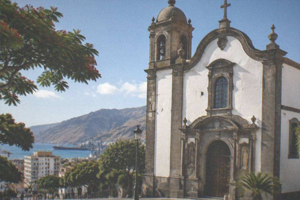 The front of a church in the historic centre of Santa Cruz de Tenerife under a clear sky